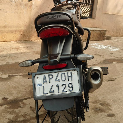 Motorcycle with license plate AP40H L4129 parked on a street.